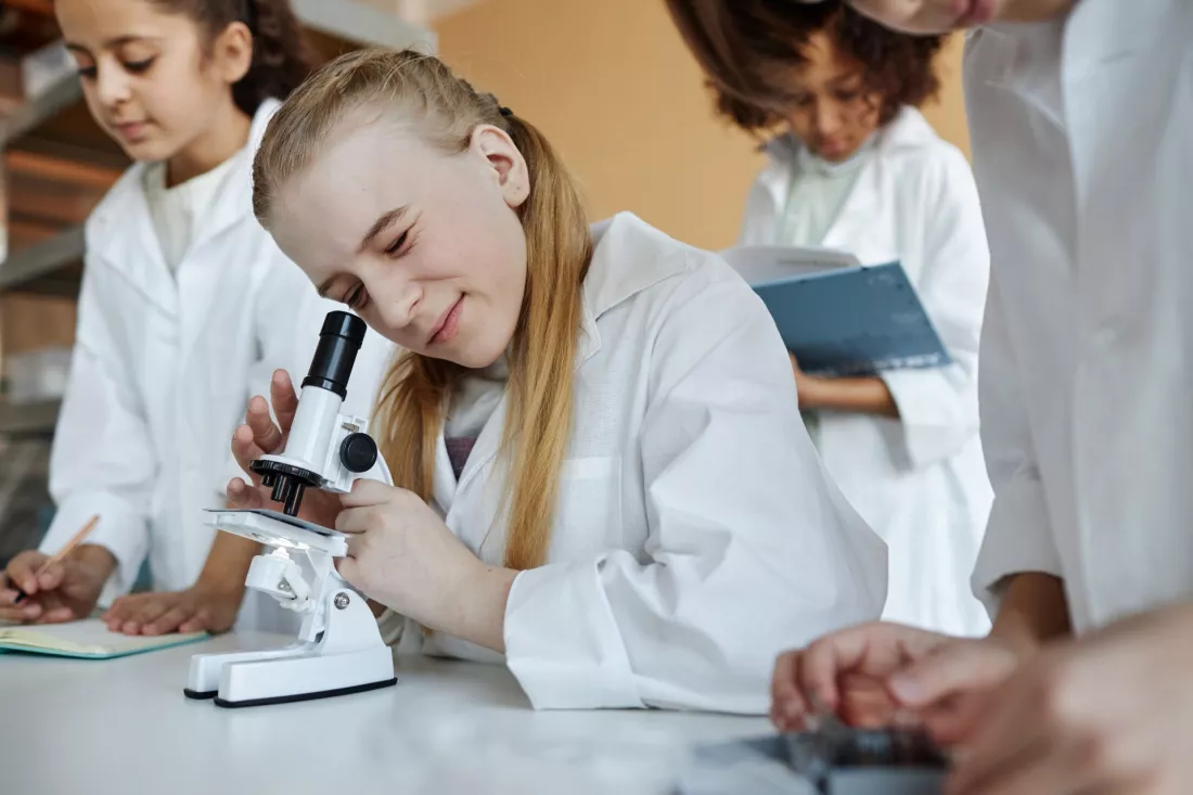 uczennica-przy-mikroskopie-na-lekcji-biologii