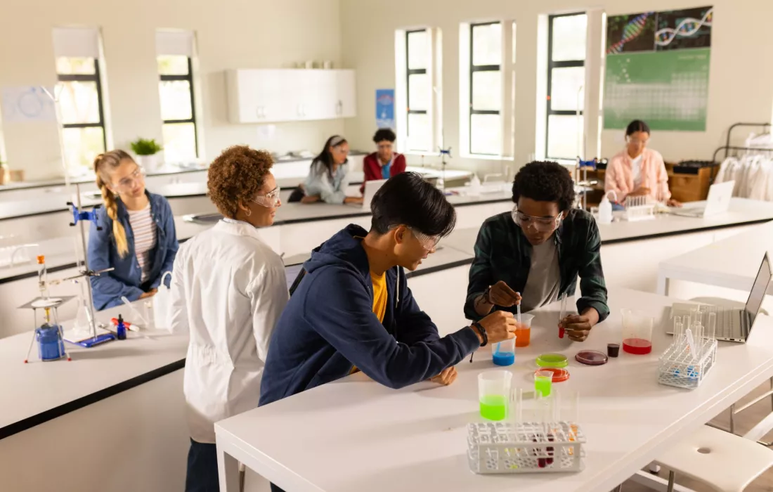 Licealisci podczas doswiadczen w pracowni biologiczno-chemicznej