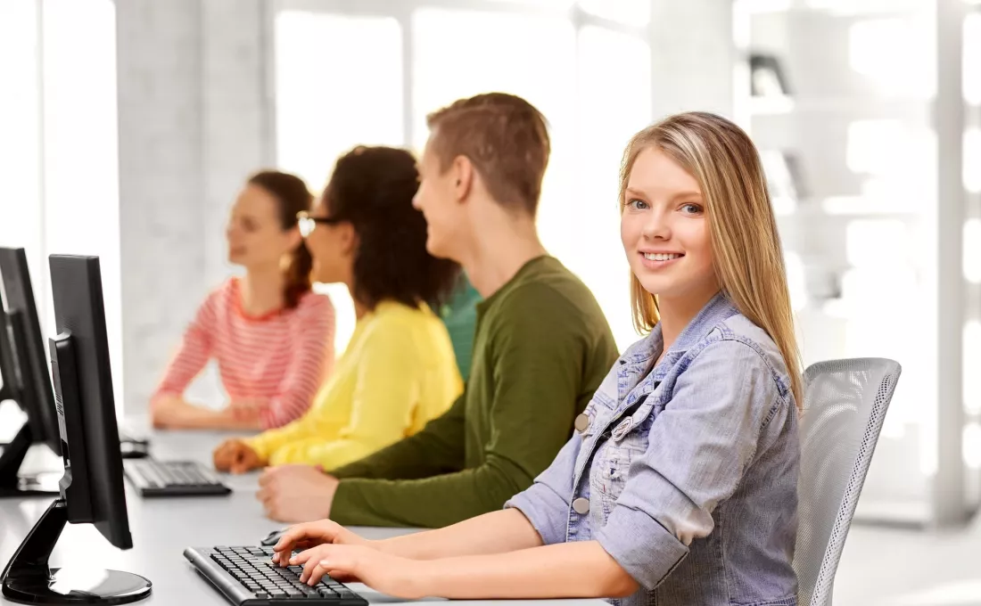 Uczniowie technikum pracują przy komputerach w pracowni informatycznej.