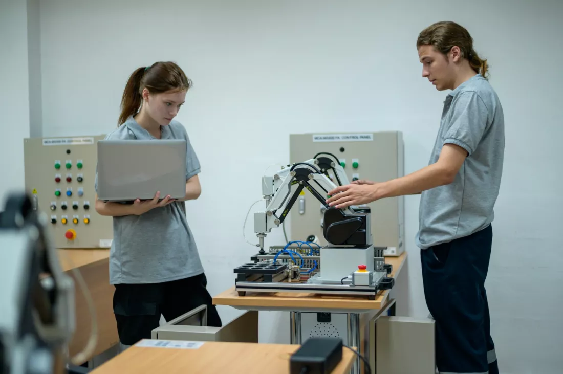 uczniowie-programuja-robota-w-pracowni-robotyki